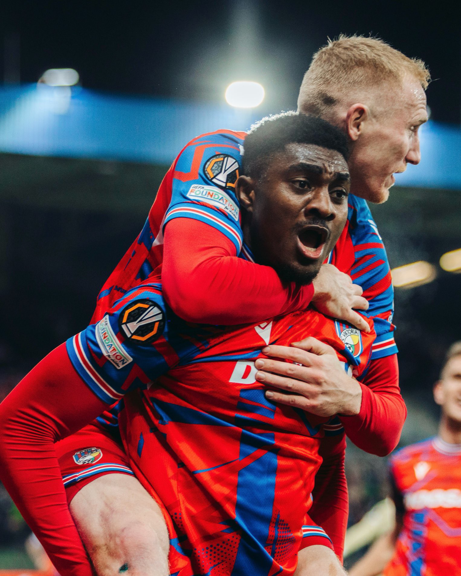 UEL: Durosinmi scoort twee doelpunten terwijl Viktoria Plzen zich kwalificeert voor de achtste finales.