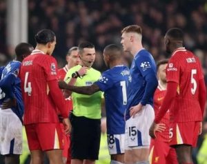 Van Dijk stelt vragen over scheidsrechterprestaties na teleurstellend gelijkspel tegen Everton