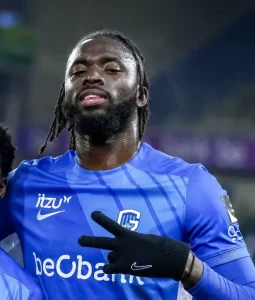 Arokodare scoort zijn 18e doelpunt van het seizoen in gelijkspel van Genk op verplaatsing