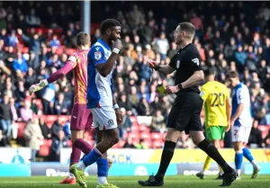 Dennis wordt weggestuurd in gelijkspel van Blackburn Rovers thuis tegen Norwich