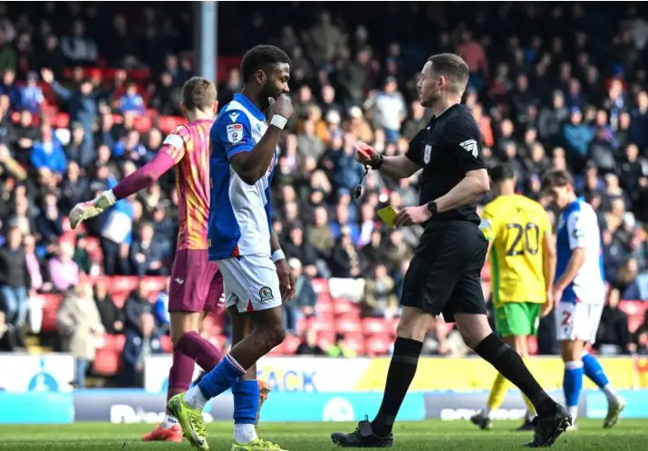 Dennis wordt weggestuurd in gelijkspel van Blackburn Rovers thuis tegen Norwich