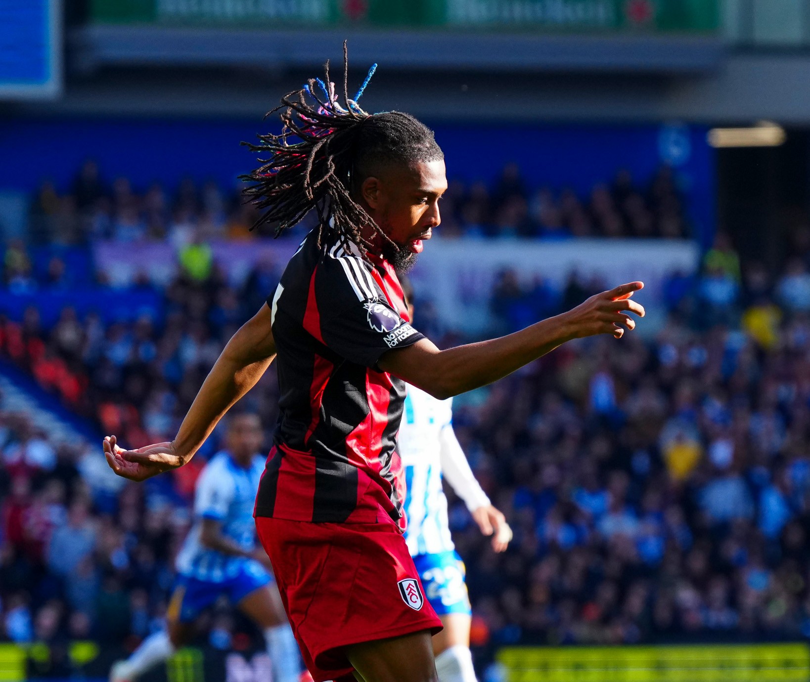 Iwobi scoort 4e assist in nederlaag van Fulham terwijl Liverpool kloof vergroot na overwinning tegen Southampton.