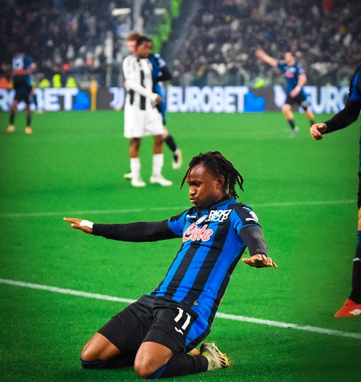 Lookman scoort als Atalanta Juventus met 4-0 om titelstrijd voort te zetten