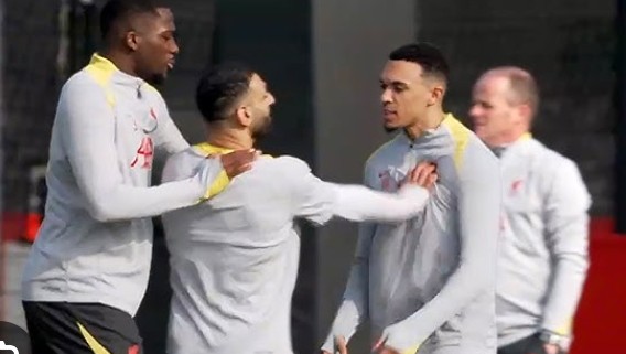 Salah en Alexander-Arnold gescheiden door teamgenoten na boos trainingsincident
