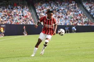 Advies van Adepoju: Werk hard om consistentie te behouden bij AC Milan - Chukwueze