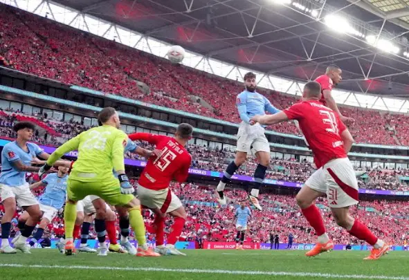 Awoniyi schittert als Man City Forest verslaat en de FA Cup-finale bereikt