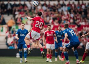 Bos lijdt opnieuw nederlaag, Leicester beëindigt verliesreeks na gelijkspel met Brighton.