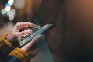 De Illusie van Controle bij Gokken: Waarom Kennis Niet Altijd Wint van Kans
