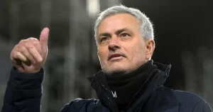 Mourinho krijgt een schorsing van drie wedstrijden in Turkije