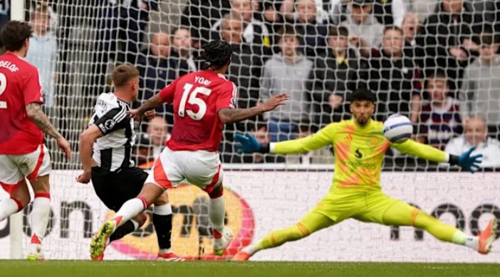 Newcastle behaalt eerste dubbele overwinning op Man United in 94 jaar na 4-1 overwinning