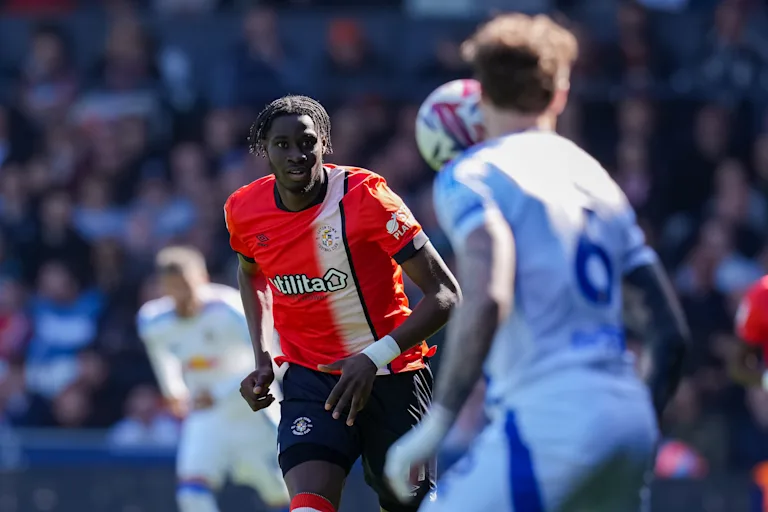Operatie voor ACL-blessure van Luton Town's Adebayo