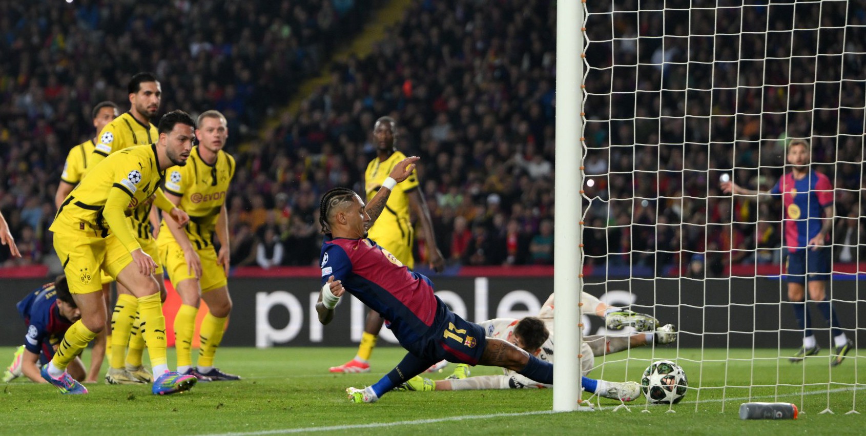 Raphinha maakt geschiedenis in de Champions League met Barcelona's 4-0 overwinning op Dortmund