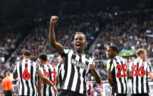 EPL: Late penalty van Isak levert Newcastle cruciaal punt op tegen Brighton