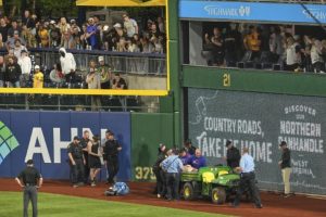 Fan in critical condition after falling from stands at Pirates-Cubs game - Globalnews.ca