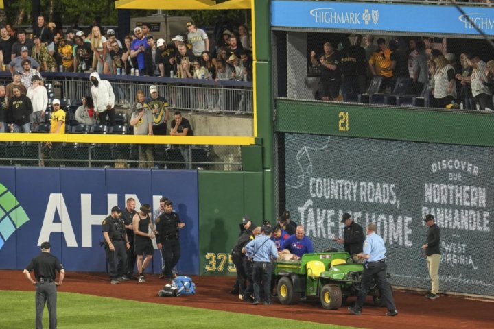 Fan in critical condition after falling from stands at Pirates-Cubs game – Globalnews.ca