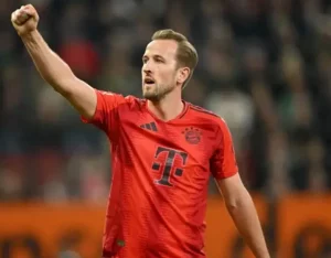 Kane wint eerste grote titel terwijl Bayern gekroond wordt tot kampioen van de competitie.