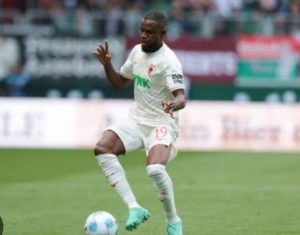 Onyeka gewisseld terwijl Augsburg's reeks zonder overwinning thuis voortduurt na nederlaag tegen Holstein