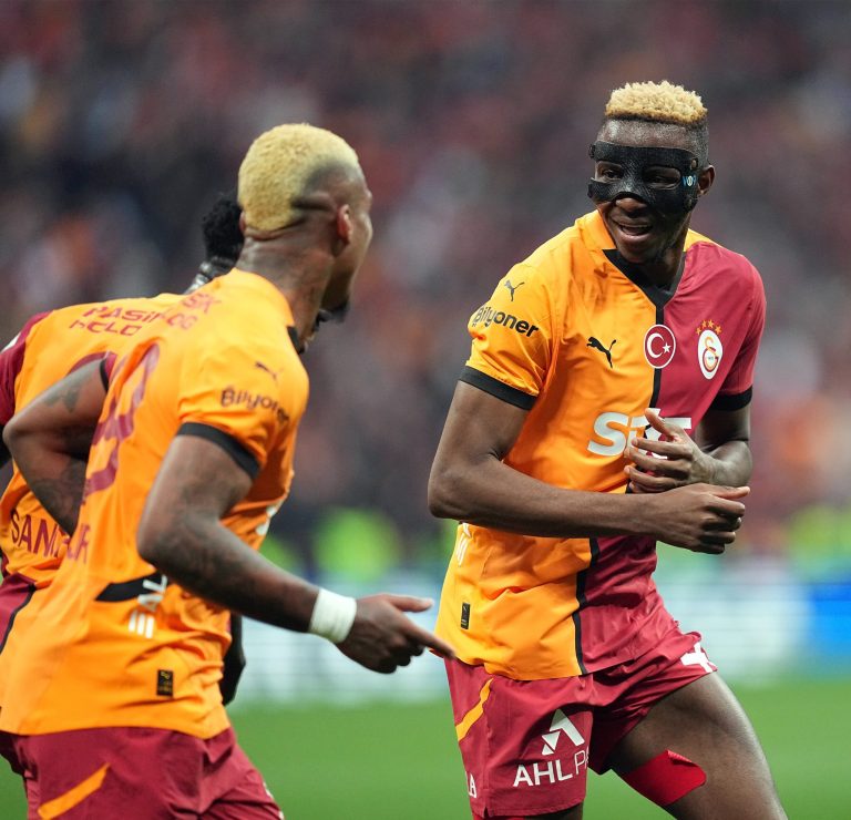 Osimhen scoort twee keer en brengt doelpuntentotaal op 33 in Galatasaray’s thuisoverwinning